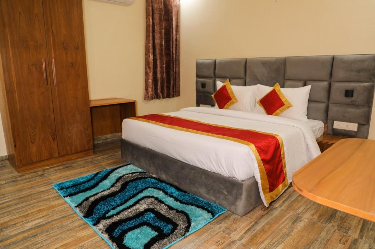 Sarla Hotel Inn Noida Exterior foto