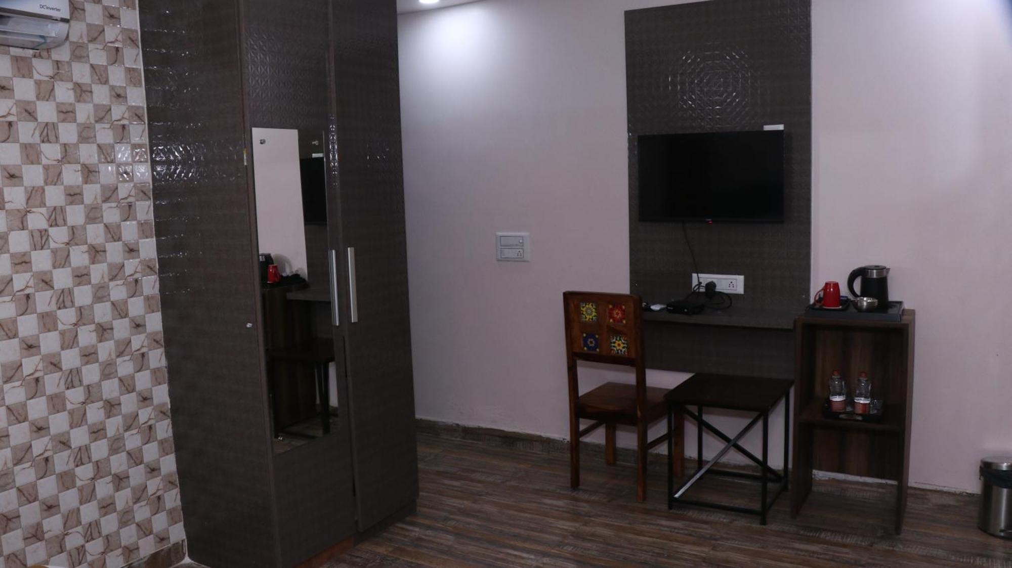 Sarla Hotel Inn Noida Exterior foto